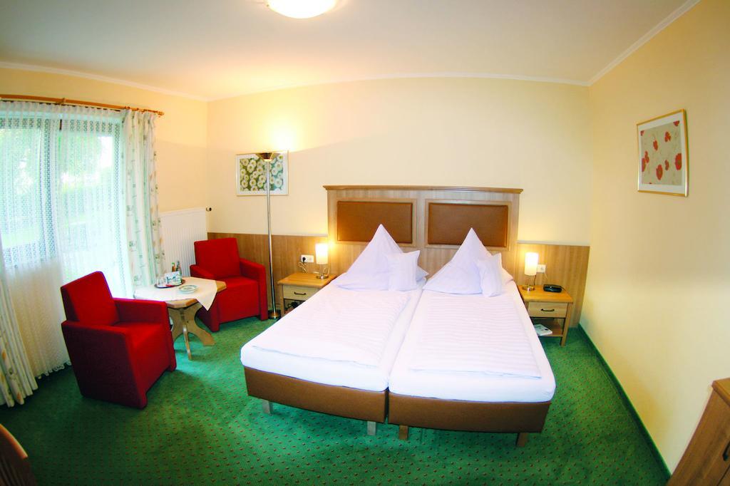 Hotel Garni Hubertushof Bad Füssing Стая снимка